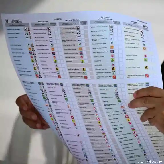 Miles de peruanos votan un día después de las elecciones