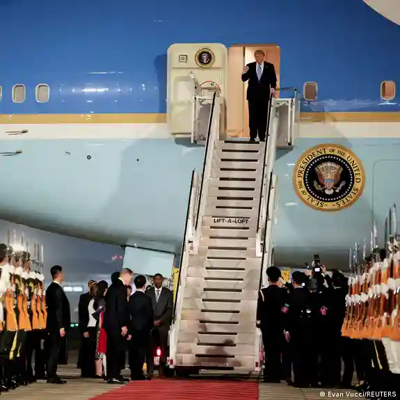 Trump llegó a Pekín en visita de Estado 
