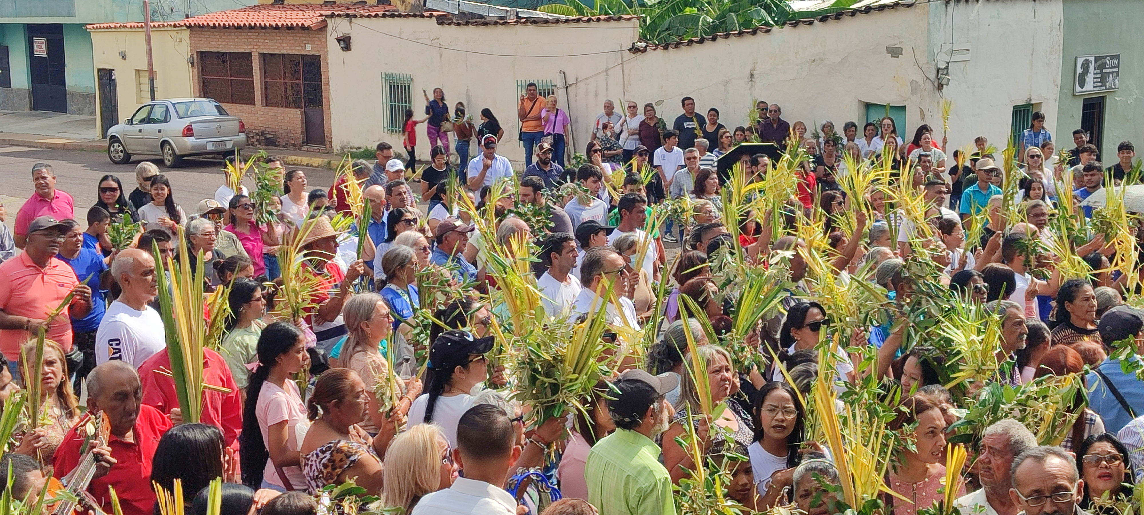 Feligreses acudieron al mercado Las Pulgas a bendecir sus ramos 